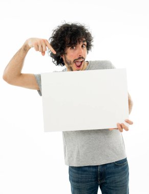 Komik ve iyi görünümlü milenyal adam gösteren ve metin için kopya alanı ile boş tahta işaret. Samimi ve heyecanlı genç şık adam reklam için boş poster tutuyor. Pazarlama konsepti.