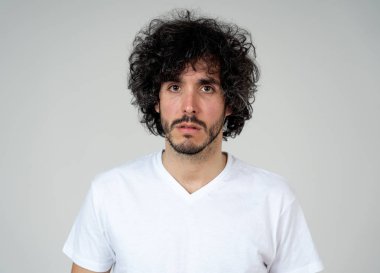 Genç üzgün adamın portresi, endişeli ve endişeli, depresif ve umutsuz görünümlü. Üzüntü ve korku hissi. Beyaz kopya alanı ile. Insanlar, yüz ifadeleri ve duygular ve ruh sağlığı kavramı.