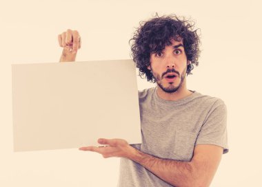 Komik ve iyi görünümlü bin yıllık adam gösteren ve reklam metni için kopya alanı ile boş tahta işaret. Mutlu sürpriz ve büyük reklam şok bakıyor. Pazarlama konsepti.