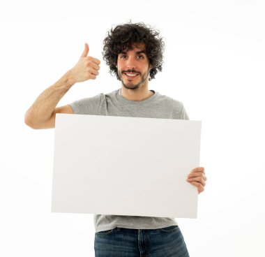 Komik ve iyi görünümlü milenyal adam gösteren ve metin için kopya alanı ile boş tahta işaret. Samimi ve heyecanlı genç şık adam reklam için boş poster tutuyor. Pazarlama konsepti.