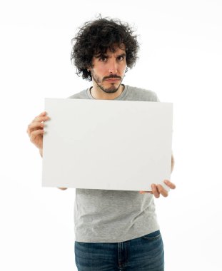 Komik ve iyi görünümlü bin yıllık adam gösteren ve reklam metni için kopya alanı ile boş tahta işaret. Mutlu sürpriz ve büyük reklam şok bakıyor. Pazarlama konsepti.