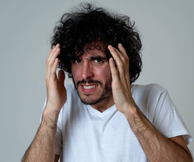 Korkmuş yüzlerle şok içinde genç adamın portresi korkmuş jestler yapma ve korkutmak bir şey bakıyor. İnsan duyguları duyguları ve yüz ifadesi. Beyaz arka planda yalıtılmış.