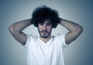 Genç üzgün adamın portresi, endişeli ve endişeli, depresif ve umutsuz görünümlü. Üzüntü ve korku hissi. Beyaz kopya alanı ile. Insanlar, yüz ifadeleri ve duygular ve ruh sağlığı kavramı.