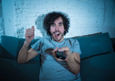 TV gösterisi fan adam Lifestyle portre gece geç saatlerde Online TV heyecanlı favori serisi film veya futbol futbol oyunu izliyor. İnsanlar içerik bağımlılığı ve eğlence konsepti akışı.
