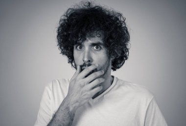 Mutlu ve sürpriz yüz işaret ve şok edici ve iyi bir şey heyecanlı görünümlü ile komik çekici genç adam portresi. İnsan duyguları, yüz ifadeleri. Reklam, satış veya kazanma.