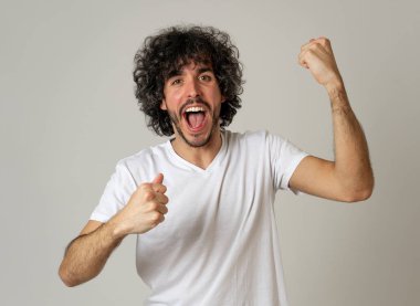 Genç mutlu ve şok adam çekilişi kazanan veya sürpriz yüz ve kutlama jestleri ile büyük başarı sahip portre. Insanlar yüz Ifadesi ve olumlu ınsan duygular. Stüdyo çekimi.