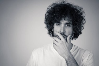 Genç üzgün adamın portresi, endişeli ve endişeli, depresif ve umutsuz görünümlü. Üzüntü ve korku hissi. Beyaz kopya alanı ile. Insanlar, yüz ifadeleri ve duygular ve ruh sağlığı kavramı.