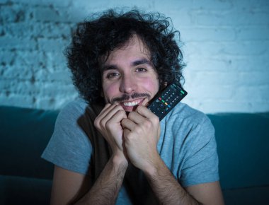 Genç hassas adam gece geç saatlerde evde tek başına televizyonda romantik film izlerken rehin. İnternet üzerinde aşk hikayesi film zevk bin yıllık adam. Gerçek erkeklerde savunmasız ve frenleme cinsiyet rolleri kavramı.