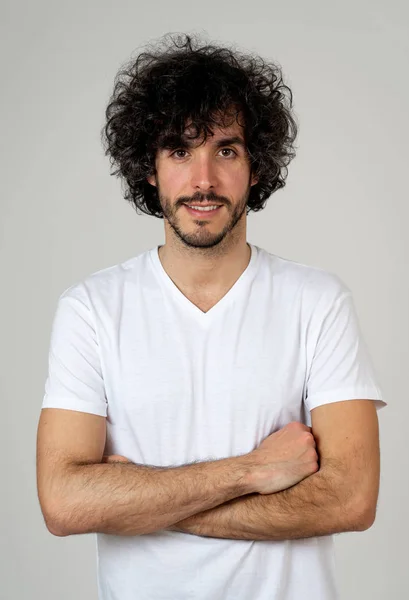 Retrato Joven Latino Con Cabello Elegante Una Hermosa Sonrisa Millennial — Foto de Stock