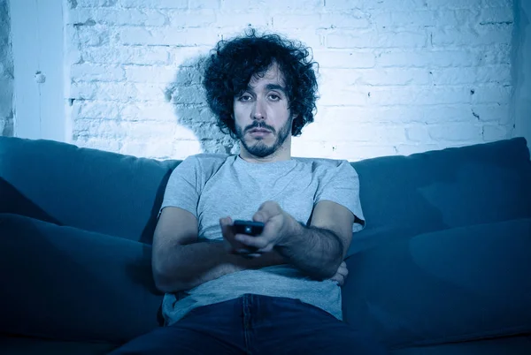 Homem Millennial Entediado Assistindo Sitcom Série Adormecendo Sofá Tarde Noite — Fotografia de Stock