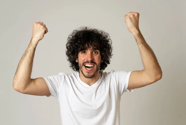 Портрет Молодого Счастливого Шокированного Человека Выигравшего Лотерею Имеющего Большой Успех — стоковое фото