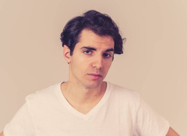 Genç beyaz adam, kendini gurur kamera hissi kendine güvenen görünümlü gülümseyen portre yakın. Nötr arka planda izole. İnsanlar, pozitif insan yüz ifadeleri ve duygular kavramı.