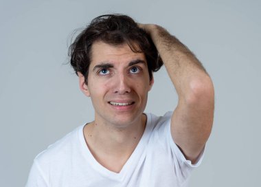 İnsan duyguları duygular ve yüz ifade korkmuş ve savunma jestleri yapma yüzünde korkmuş bir ifade ile şok yakışıklı Latin Genç adamın portresi. Stüdyo çekimi.