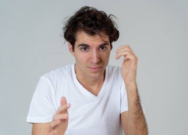 İnsan duyguları duygular ve yüz ifade korkmuş ve savunma jestleri yapma yüzünde korkmuş bir ifade ile şok yakışıklı Latin Genç adamın portresi. Stüdyo çekimi.