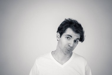 Duygusal acı ağlayan genç üzgün adamın portresi umutsuz ve sıkıntılı görünüyor. Milenyal erkek depresyon muzdarip. Zihinsel sağlık ve hassas erkekler duygular ve duygular reaksiyon.