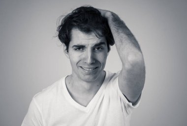 Duygusal acı ağlayan genç üzgün adamın portresi umutsuz ve sıkıntılı görünüyor. Milenyal erkek depresyon muzdarip. Zihinsel sağlık ve hassas erkekler duygular ve duygular reaksiyon.