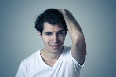 Duygusal acı ağlayan genç üzgün adamın portresi umutsuz ve sıkıntılı görünüyor. Milenyal erkek depresyon muzdarip. Zihinsel sağlık ve hassas erkekler duygular ve duygular reaksiyon.