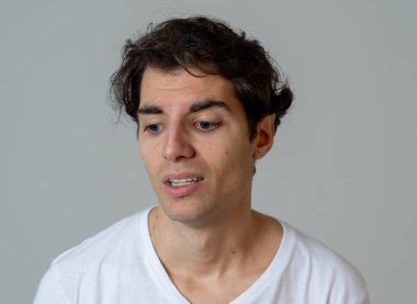 Genç adam kafası karıştı ve nefret bakıyor hoşnutlak. Anlamak ya da bir şey sevmemek şaşkın Looking. Kopya alanı ile portre. Insanlar, duygular reaksiyon ve ınsan ifadeleri.