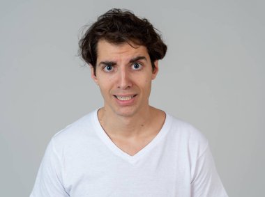 Genç adam kafası karıştı ve nefret bakıyor hoşnutlak. Anlamak ya da bir şey sevmemek şaşkın Looking. Kopya alanı ile portre. Insanlar, duygular reaksiyon ve ınsan ifadeleri.