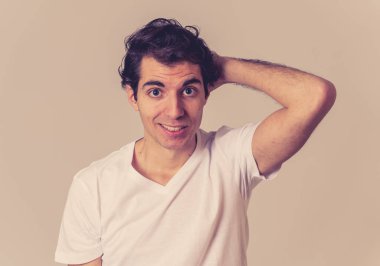 İnsanlar, insan duygu ve ifadeler tarafsız arka plan karşı izole utanmış ve utangaç duygu utanmış görünümlü komik genç adamın yakın portresi. Vücut dili.