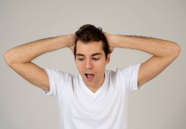 Hayret heyecan komik adam portresi veya, gülme ve sürpriz jestleri onun şans inanan değil yapmak, elde etmek. Mutlu yüz ifadesi ve ınsan duyguları mutluluk.