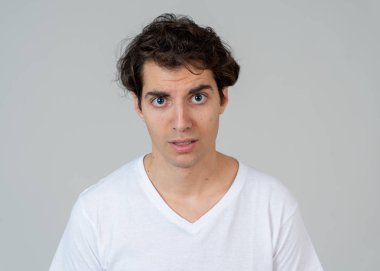 Komik yüzler düşünüyorum. Endişeli genç adamın portresi karıştı. Yeni fikirler, başarı için yaratıcı yollar, yeni diller öğrenme veya eğitim düşünceli erkek düşünme. Nötr arka planda yalıtılmış.