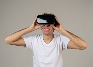 VR deneyimi. Hayran ve heyecanlı adam 360 VR kulaklık gözlükleri kullanarak, simülasyon hakkında heyecanlı duygu, jestleri yeni sanal dünya ile etkileşim eğlenceli hale. Yenilik ve yeni teknoloji.