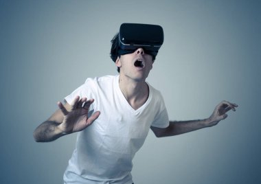 VR deneyimi. Hayran ve heyecanlı adam 360 VR kulaklık gözlükleri kullanarak, simülasyon hakkında heyecanlı duygu, jestleri yeni sanal dünya ile etkileşim eğlenceli hale. Yenilik ve yeni teknoloji.