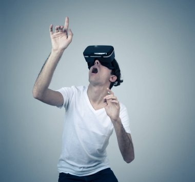 VR kulaklık gözlükleri dokunmadan ve sanal gerçeklik dünyası ile etkileşim kullanarak hayran komik adam, heyecanlı keşfetmek ve 360 VR simülasyon eğlenceli hissediyorum. Yenilik ve yeni teknoloji konsepti.