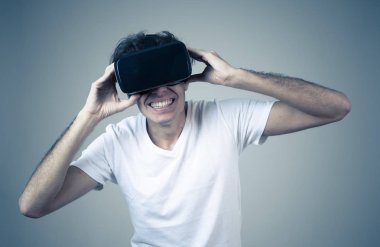 VR deneyimi. Hayran ve heyecanlı adam 360 VR kulaklık gözlükleri kullanarak, simülasyon hakkında heyecanlı duygu, jestleri yeni sanal dünya ile etkileşim eğlenceli hale. Yenilik ve yeni teknoloji.