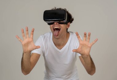 VR kulaklık gözlükleri dokunmadan ve sanal gerçeklik dünyası ile etkileşim kullanarak hayran komik adam, heyecanlı keşfetmek ve 360 VR simülasyon eğlenceli hissediyorum. Yenilik ve yeni teknoloji konsepti.