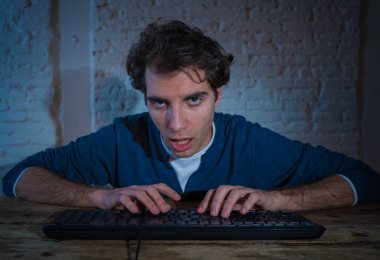 Aşırı çalışmış ve yorgun erkek uyku yorgun ve overworked hissediyorum uyuyup değil bilgisayar üzerinde gece geç saatlere kadar çalışıyor. Moody karanlık ışık yaşam tarzı portre. Ölü hat ve evde çok fazla iş.