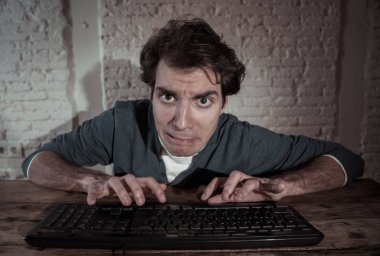 Bilgisayar laptop hissi geceleri yalnız bağımlısı genç adam vurguladı ve iş bitirmek veya online oyun veya kumar kazanmak için çalışırken boğulmuş. İşkolik ve internet teknolojisi bağımlılığı.