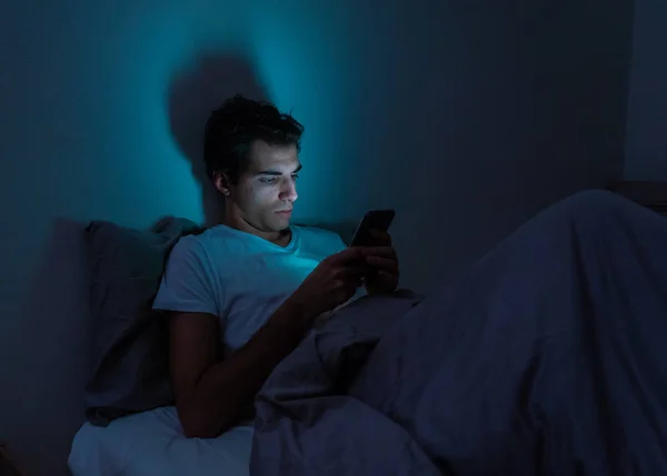 Viciado Conversando Surfando Internet Com Telefone Inteligente Tarde Noite Cama — Fotografia de Stock