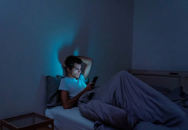 Addicted Man Csevegni Szörfözés Interneten Okos Telefon Késő Este Ágyban — Stock Fotó