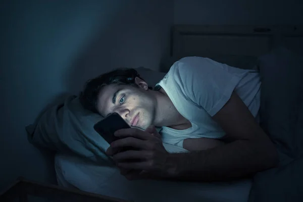 Závislák Surfování Internetu Inteligentním Telefonem Pozdě Noci Posteli Znuděný Ospalý — Stock fotografie