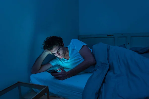 Addicted Man Csevegni Szörfözés Interneten Okos Telefon Késő Este Ágyban — Stock Fotó