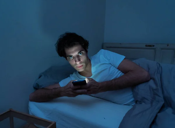 Uomo Tossicodipendente Che Chatta Naviga Internet Con Smartphone Tarda Notte — Foto Stock