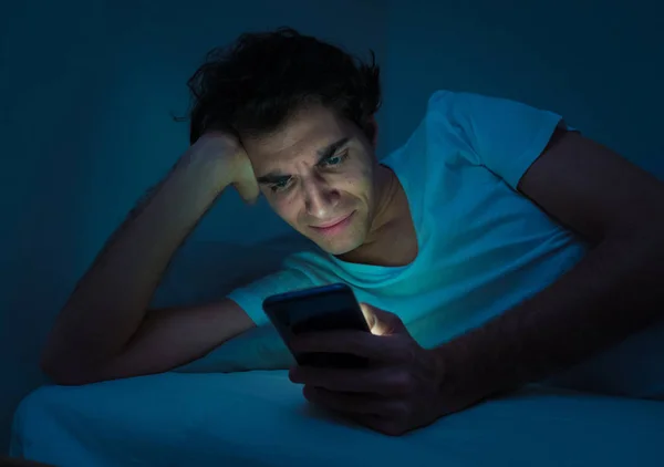 Viciado Conversando Surfando Internet Com Telefone Inteligente Tarde Noite Cama — Fotografia de Stock