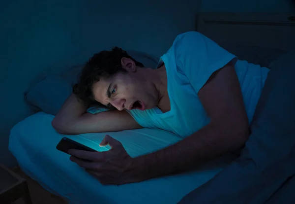 Pria Kecanduan Mengobrol Dan Berselancar Internet Dengan Telepon Pintar Larut — Stok Foto