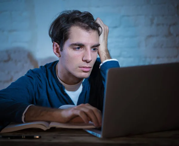 Перевантажений Втомлений Студент Чоловічої Статі Який Працює Пізно Вночі Ноутбуці — стокове фото