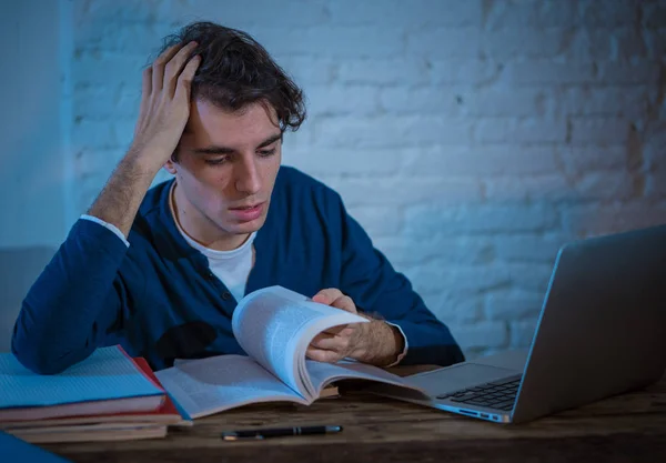 过度劳累和疲惫的男学生深夜在笔记本电脑上工作 试图不入睡 感到疲劳 焦虑和悲伤 穆迪暗光 期末考试 在线学习和过度工作概念 — 图库照片