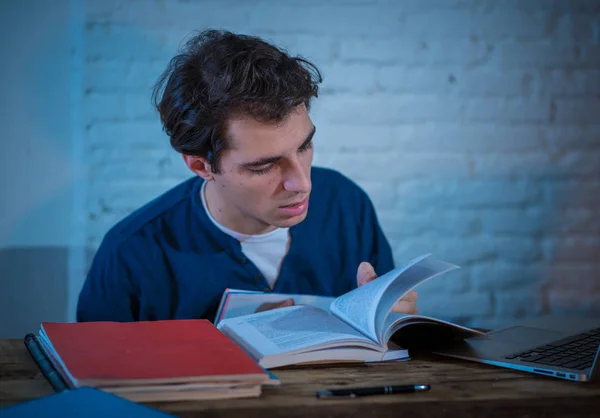 Overwerkte Moe Mannelijke Student Werken Laat Nacht Laptop Proberen Niet — Stockfoto