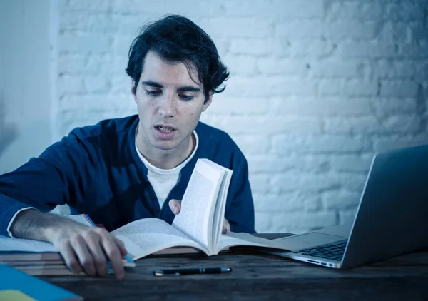 Overwerkte Moe Mannelijke Student Werken Laat Nacht Laptop Proberen Niet — Stockfoto
