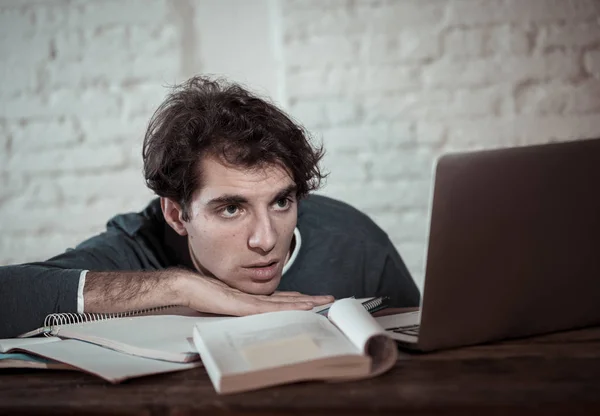 过度劳累和疲惫的男学生深夜在笔记本电脑上工作 试图不入睡 感到疲劳 焦虑和悲伤 穆迪暗光 期末考试 在线学习和过度工作概念 — 图库照片