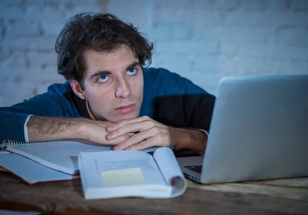 過労で疲れた男子学生は 悲しみを感じて眠りに落ちないように ノートパソコンで夜遅くまで働いています ムーディー暗い光 決勝試験 オンライン学習と過労概念 — ストック写真