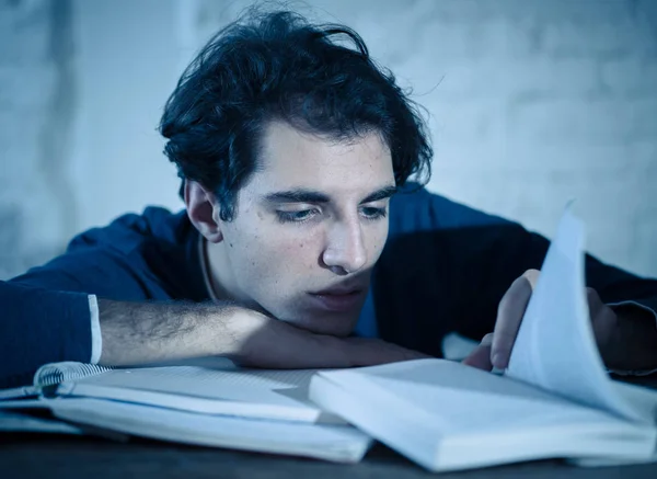 Καταπονημένος Και Κουρασμένος Άντρας Φοιτητής Που Εργάζεται Αργά Βράδυ Στο — Φωτογραφία Αρχείου