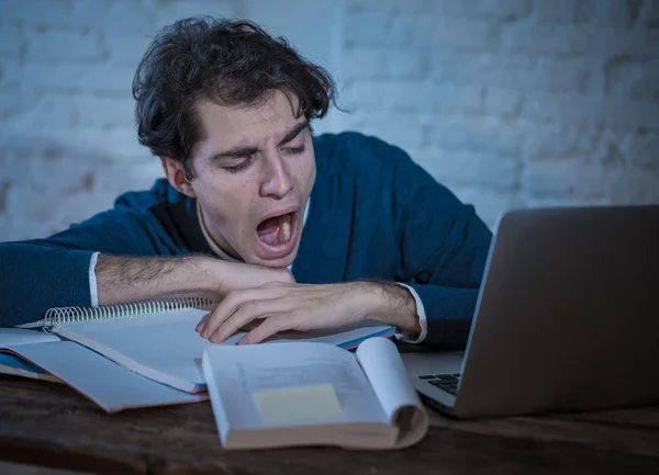 Overwerkte Moe Mannelijke Student Werken Laat Nacht Laptop Proberen Niet — Stockfoto