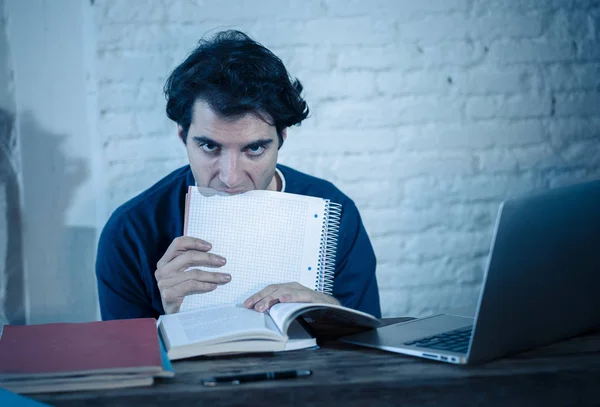 Estudiante Joven Sobrecargado Trabajo Estresado Preparando Exámenes Tarde Noche Portátil — Foto de Stock