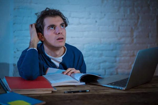 Overwerkte Beklemtoonde Jonge Student Voorbereiden Van Examens Laat Nacht Laptop — Stockfoto